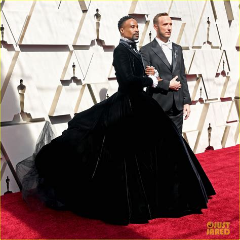 Poses Billy Porter Wears A Tuxedo Gown On Oscars 2019 Red Carpet