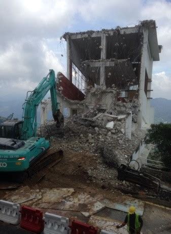 Genting property sdn bhd, the property division of genting plantations berhad, launched its maiden project, genting cheng perdana in melaka in 1993. Genting Highlands Demolition Work | ROCKMASTER BREAKER ...