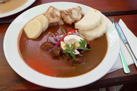 And while every country has national dishes, delicious food is something we can all share. Tsjechische goulash | Goulash recepten, Goulash, Koken