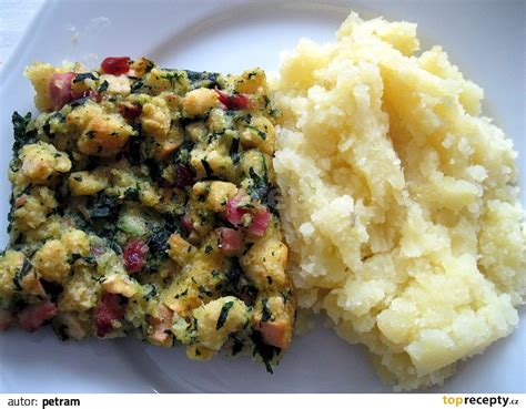 Tahle je z uzeného masa a kopřiv a pozor, použijte opravdu rohlíky, veka má jinou chuť! Velikonoční nádivka bez lepku, mléka a vajec recept - TopRecepty.cz