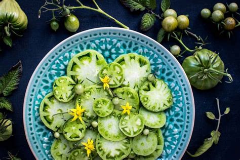 Die meisten tomaten reifen von innen nach außen, daher sind die tomatensamen grün, weil sie chlorophyll enthalten, das pigment in pflanzen, das ihnen einen grünen farbton verleiht. Kann man grüne Tomaten essen? » guenstig-kochen.at
