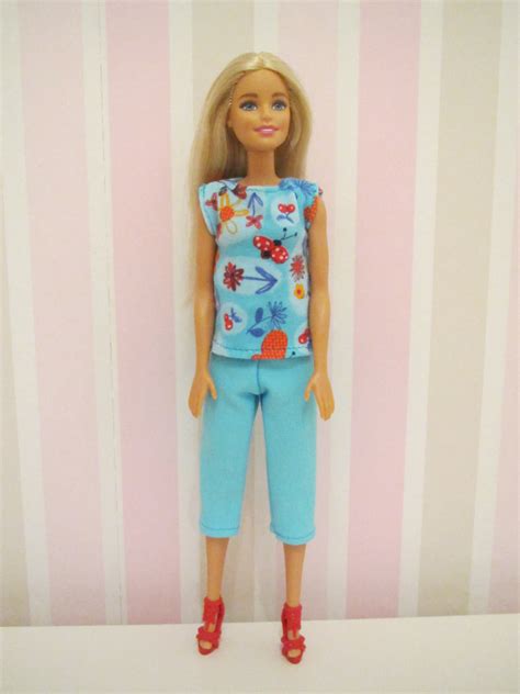Barbie's younger sister chelsea is trying to celebrate her 7th birthday but her birthday is skipped due to the international date line. Schnittmuster Barbie Kleidung