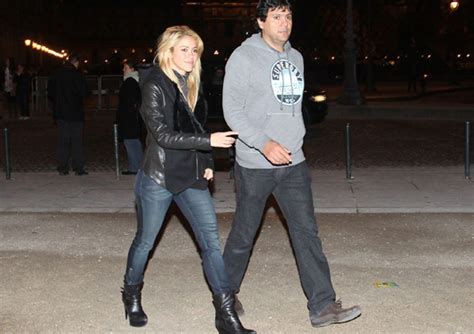 Shakira Y Su Hermano Pasean Por París