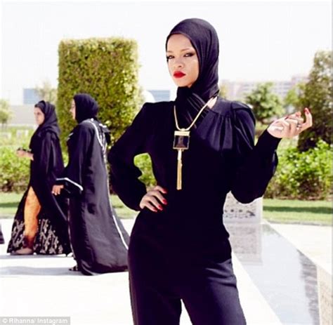 Rihanna Asked To Leave Abu Dhabi Mosque Daily Mail Online