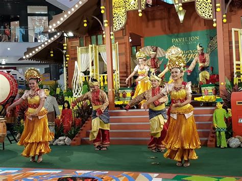 It comprises a shopping mall, an office tower block, 30 offices, and three hotels. Raya Spirits Are High In KL - Artiste | Entertainment ...