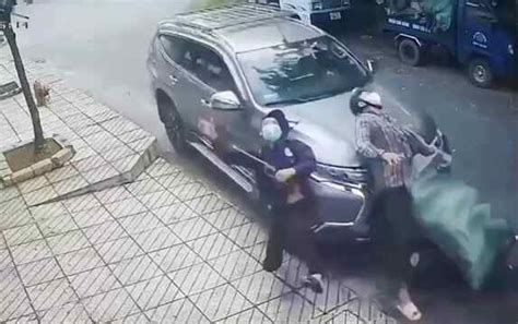 Not Having It Driver Rams Into Dog Thieves In Vietnam