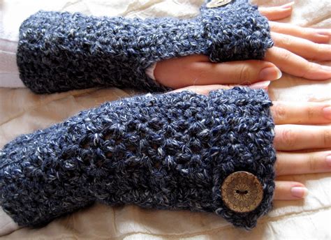 Link to a free pattern and video tutorial for this pattern is below. 17 Fingerless Gloves Crochet Patterns | Guide Patterns