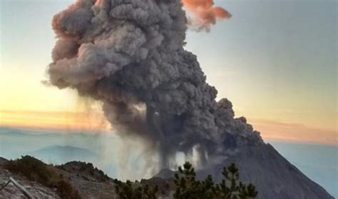 El Volcan De Colima Emite Una Fumarola De 2000 Metros En México