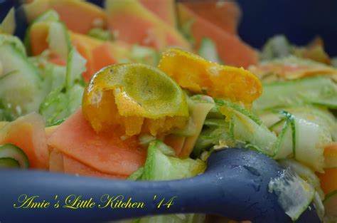 Tumbuk semua bahan hingga halus kemudian beri tambahan air dan aduk hingga merata. AMIE'S LITTLE KITCHEN: Jeruk Betik & Timun