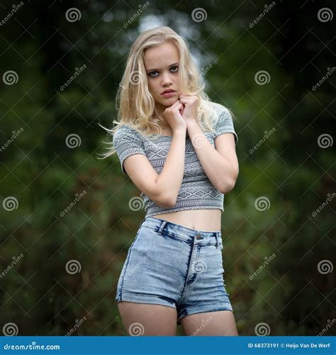 seule adolescente blonde de bautiful dans les bois image stock image du vert assez 68373191