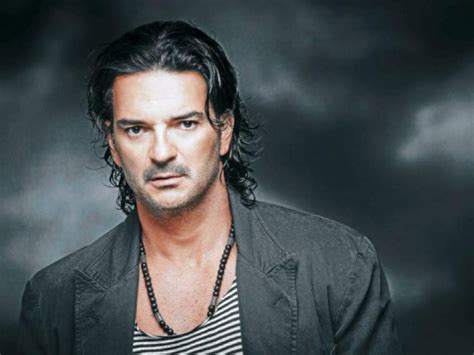 Escuchar música de ricardo arjona y toda sus canciones sin ti sin mi, a ti, tu, se fue, bar, de vez en mes, fuiste tu, el problema, vida, historia de taxi, te conozco, cavernicolas, dime que no, hongos, minutos, desnuda, pinguinos en la cama, marta, como duele, mi novia se me esta poniendo vieja Ricardo Arjona pide solidaridad para el pueblo de Guatemala