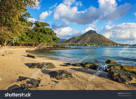 Rocky And Sandy Shore In Tamarin Bay, Wolmar, Flic En Flac, Mauritius ...