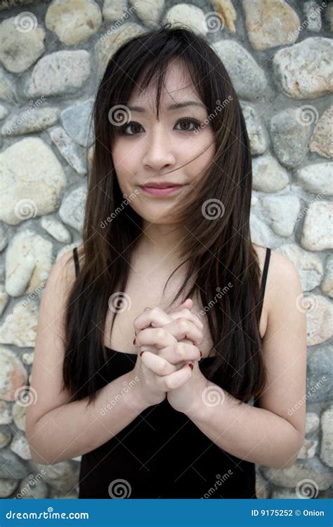 Belle Fille Asiatique Avec Des Mains étreintes Photo stock Image du