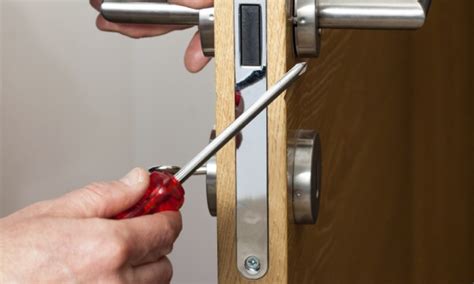 4 DIY Ways To Repair A Broken Door Lock Smart Tips