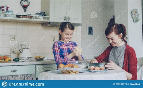 Ragazza Carina Che Aiuta Sua Madre In Cucina A Mescolare Pasta Per Biscotti Nella Ciotola Mamma