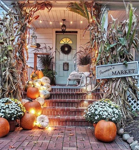 The Best Farmhouse Fall Decor Ideas For Front Doors 07 Magzhouse