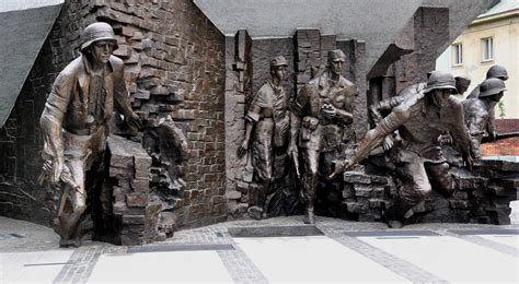 Historyczne obwieszczenie z 3 sierpnia 1944 roku, biuletyn informacyjny oraz ulotki okolicznościowe. Matka Boża objawiła wybuch Powstania Warszawskiego | Fronda.pl