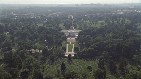 5k Aerial Video Approaching Flying Over The Tomb Of The Unknown