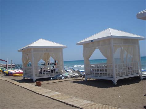 Mit der strassenbahn kann man problemlos beim barbarossaplatz aussteigen. Bild "Cabanas am Strand" zu Hotel Titanic Beach Lara in Lara