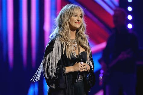 Lainey Wilson To Be Honored As Cmts Breakout Artist Of The Year