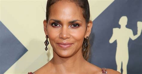 Halle Berry Strips Completely Nude For Eye Popping Pillow Challenge Trend Daily Star