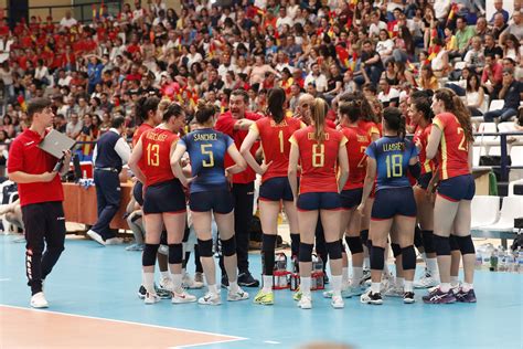 Las jugadoras que acudieron a la práctica son: RFEVB - Las Leonas del Vóley se concentrarán en Boiro para ...