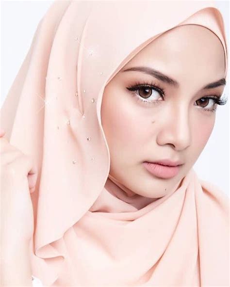 Besides acting, noor neelofa is also a savvy entrepreneur and the face of fashion firm naelofar hijab, a neelofa mohd noor. Neelofa #neelofa #hijab #lofa To mark the arrival of the ...