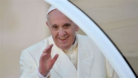 El Papa Francisco Invita A Un Sacerdote A Subirse Al Papamóvil