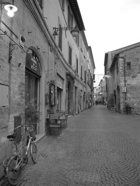 Emanuele brilli photoshop and photography. In bianco e nero Bevagna è ancora più bella - Viaggi, vacanze e turismo: Turisti per Caso
