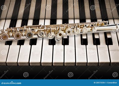 La Flauta En El Piano Foto De Archivo Imagen De Marfil 20573336