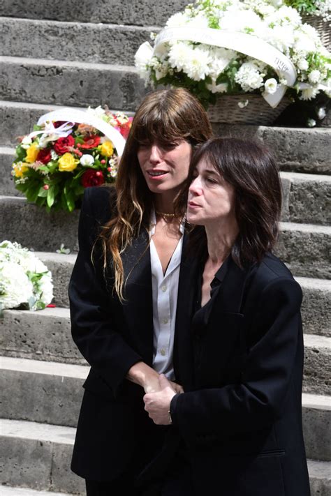 Photo Lou Doillon et Charlotte Gainsbourg ont assisté aux obsèques de Jane Birkin à l église