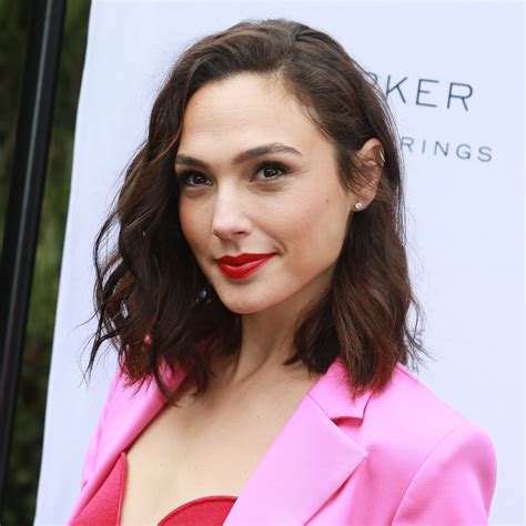 Gal Gadot Pours Her Curves Into Figure Hugging Dress Of Dreams Wow News