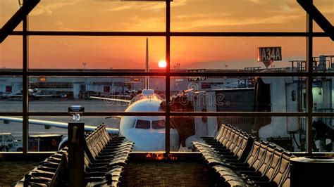 Sunset In Delta Detroit Metro Airport Editorial Stock Image Image Of