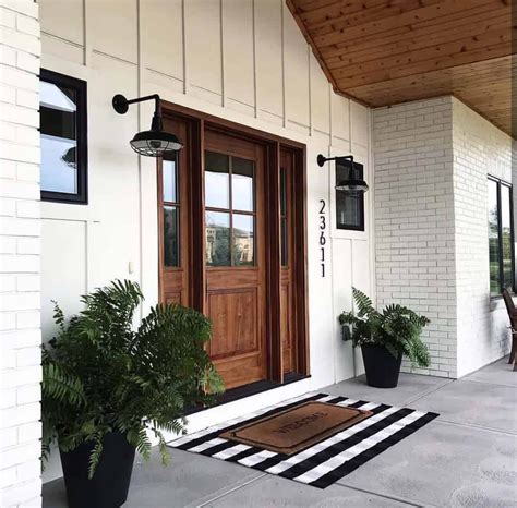See a huge gallery of the best designs for 2021 and get inspired! 30 Gorgeous And Inviting Farmhouse Style Porch Decorating ...