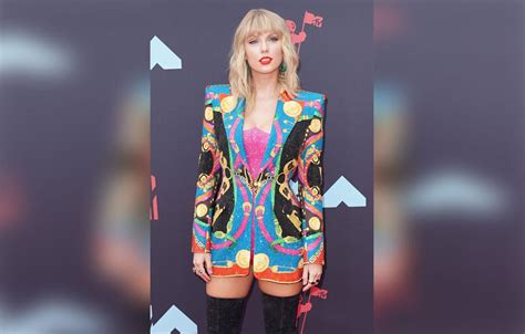Taylor Swifts Mom Surprises Her With Hilarious Video After Lasik Surgery