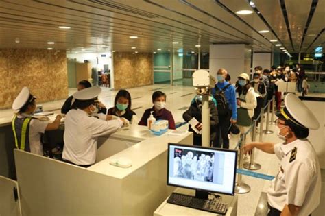 Từ miền tây trở lại tp hcm, 2 người đi xe máy va chạm thành cầu tử vong. Hướng dẫn khai báo y tế tại sân bay Việt Nam chi tiết nhất