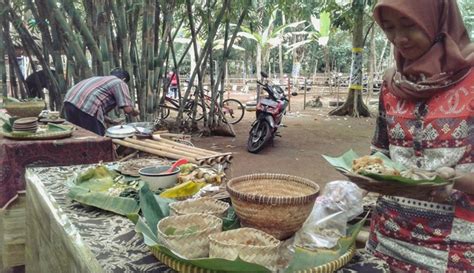Shalawat jaman dulu setelah adzan di kampung, bikin kangen suasana di kampung. Gravitasi Tempo Dulu sambil Bernostalgia di Pasar Kampung ...