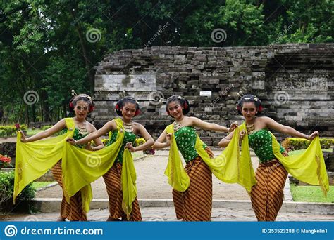 Bailarina Tradicional Indonesia Con Ropa Tradicional Foto De Archivo
