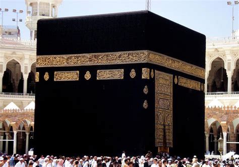 يحكي المسلسل تاريخ الكعبة منذ عهد نبي الله آدم، وانهيارها في حقبة نوح، وإعادة بنائها بواسطة إبراهيم وإسماعيل، مرورًا بقصة إبرهة الحبشي ومحاولاته لهدمها. هذه أسرار "الكعبة" عبر التاريخ - فكر وفن - شرق وغرب - البيان