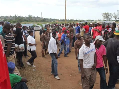 Mais De 200 Moçambicanos Deportados Da África Do Sul Mmo