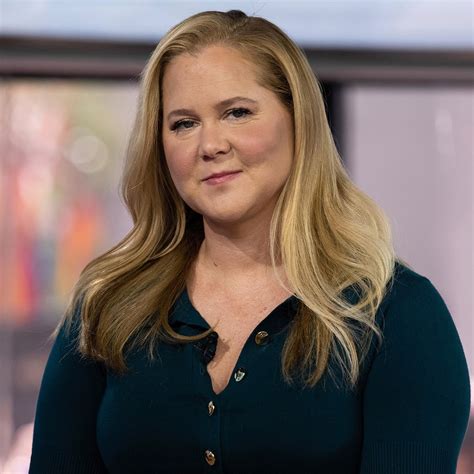 Amy Schumer Unveils Topless Selfie With 40 Extra Lbs