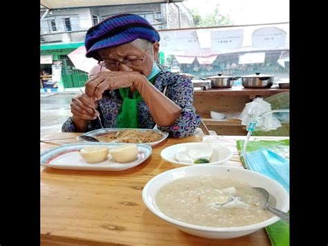 Generous Lady Feeds Elderly Lady Vendor Although She Is Gipit