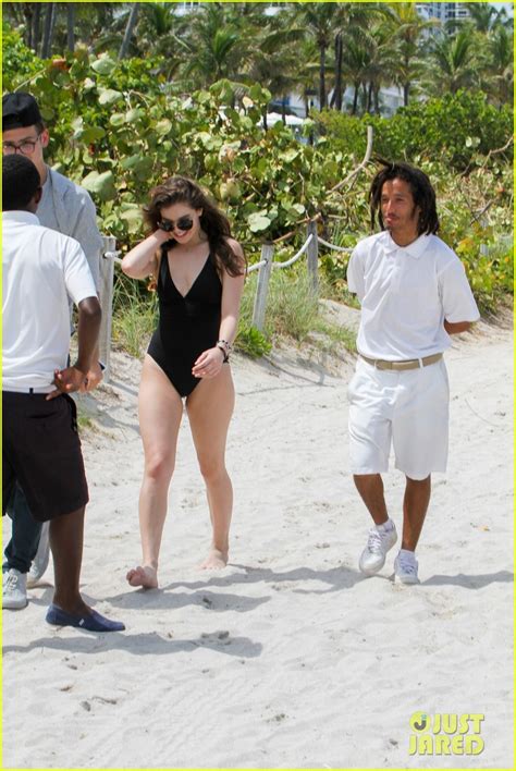 Hailee Steinfeld Wears Plunging One Piece For Miami Beach Day Photo 3664145 Hailee Steinfeld