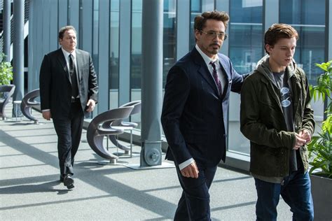 Spider Man Homecoming Robert Downey Jr Tom Holland E Jon Favreau In Una Scena Del Film