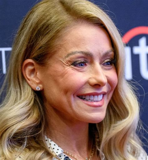 Kelly Ripa Shows Off Her Stunning Christmas Tree And Gets A Sweet
