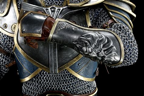 Alliance Knight Armor with Poleaxe - Current price: $15000