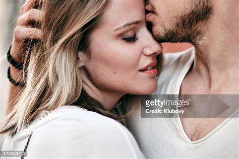 Blondes Kissing Foto E Immagini Stock Getty Images