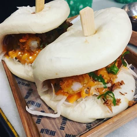 The term dim sum translates to touch the heart, and according to legend, it was invented many centuries ago by cooks of the royal court in. manger des Dim sum à Paris