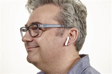 How To Wear Airpods Reverasite
