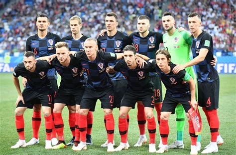 Schon seit 1873 wird in kroatien fußball gespielt, denn damals brachten englische arbeiter die sportart mit an die adria und gingen ihrer passion in der hafenstadt rijeka nach. Fußball-WM 2018 in Russland: Kroatische Elf trinkt falsche ...
